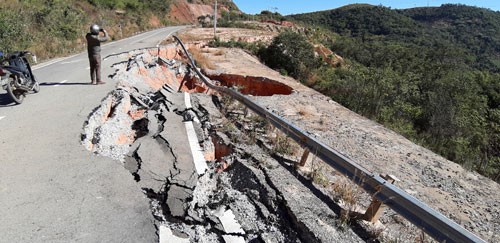 Kon[-]Tum:[-]Đường[-]543[-]tỉ[-]đồng[-]vừa[-]hết[-]hạn[-]bảo[-]h&agrave;nh[-]th&igrave;...[-]hỏng!